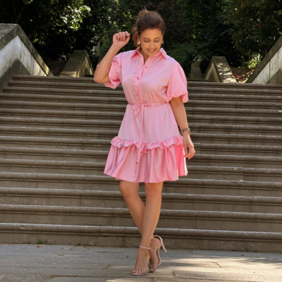 Vestido rosa claro feminino com mangas bufantes e cordão na cintura