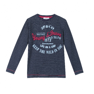 Camisola de criança azul escuro com riscas brancas e texto impresso em branco e vermelho.