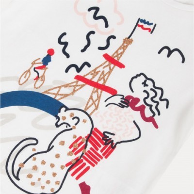 Estampa colorida de torre Eiffel, ciclista, gato e figura humana em tecido branco