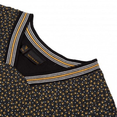 Gola e padrão geométrico de peça de roupa preta com detalhes amarelos e brancos