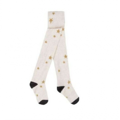 Meias compridas brancas com estrelas amarelas e reforço preto no calcanhar e biqueira