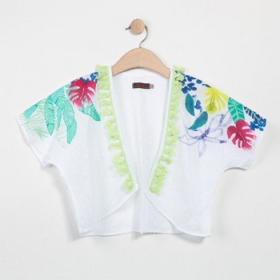 Bolero branco curto com estampado de folhas coloridas e franjas verdes, pendurado em cabide de madeira