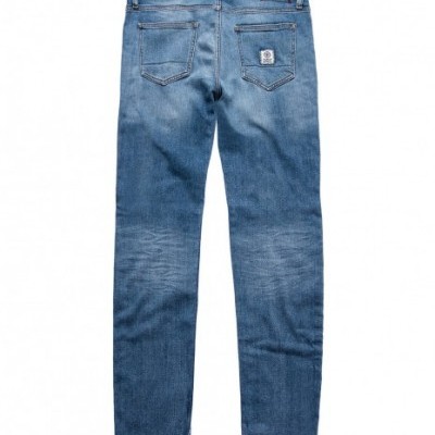 Calças jeans azuis vista traseira com bolsos e etiqueta no bolso direito