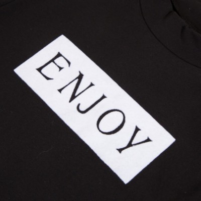 T-shirt preta com a palavra ENJOY em retângulo branco