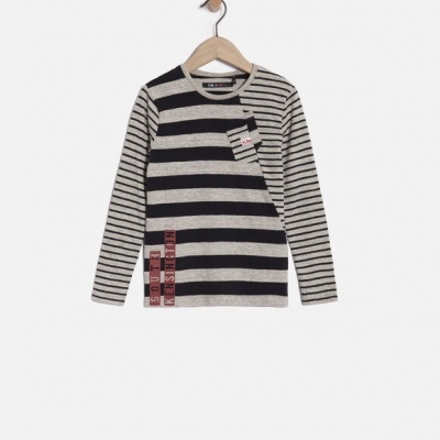 Camisola de manga comprida às riscas preto e cinzento com bolso e etiquetas vermelhas, pendurada