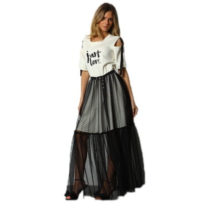 Vestido branco com texto preto e saia longa preta transparente com bolinhas