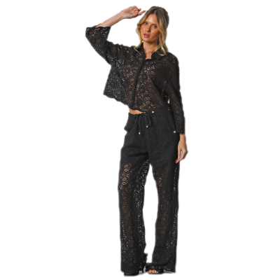 Conjunto roupa preta rendada com blusa e calças largas