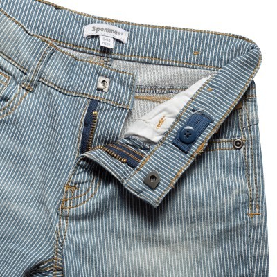 Calças de ganga azul claro às riscas finas com fecho de correr e botão azul