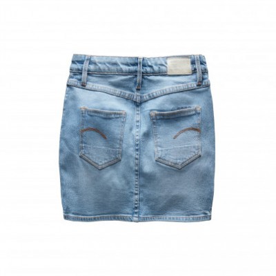 saia curta de ganga azul claro com bolsos traseiros e etiqueta bege