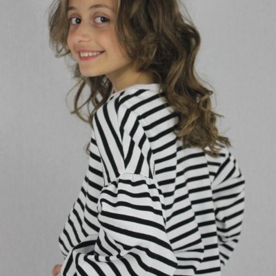 Camisola de riscas horizontais preto e branco em criança com fundo cinza