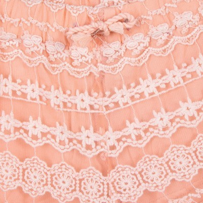Tecido salmão com rendas brancas e laço de cordão