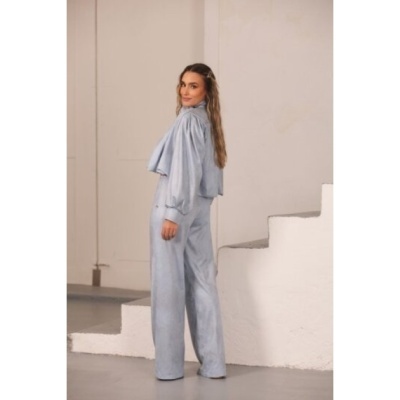 Conjunto feminino azul claro com blusa de mangas longas e calças largas