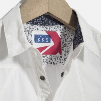 Camisa branca com interior colarinho estampado de pontos e etiqueta UNITED IKKS