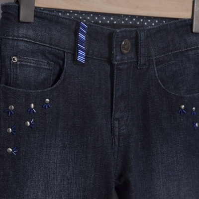 Calças de ganga infantis azuis escuras com detalhes decorativos e botão metálico