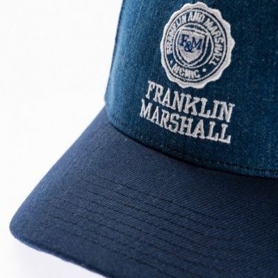 Boné azul escuro com bordado branco 'FRANKLIN MARSHALL' e logo circular