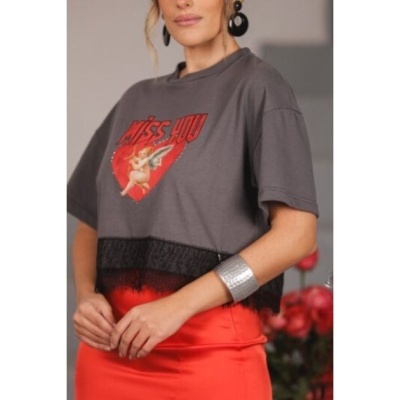 T-shirt cinzenta com estampa de anjo e texto MISS YOU, com renda preta na bainha
