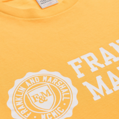 T-shirt amarela com estampado branco e emblema Franklin and Marshall