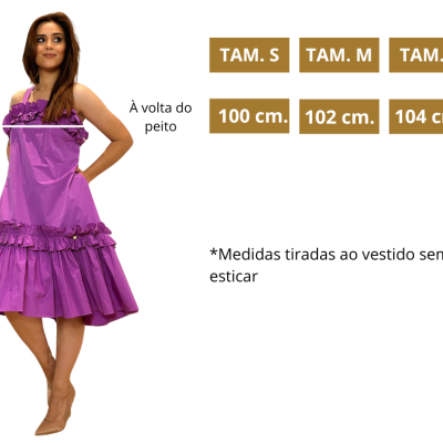 Vestido roxo com folhos usado por mulher e texto de tamanhos e medidas ao lado