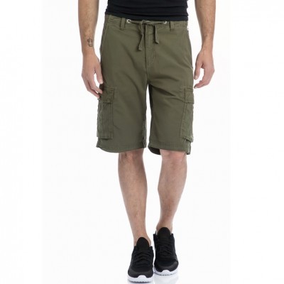 Calções cargo verdes com bolsos laterais usados por homem