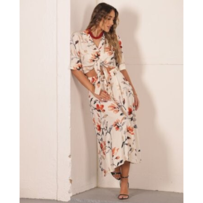 Conjunto feminino branco com padrão floral laranja e vermelho, camisa com abertura frontal e saia comprida