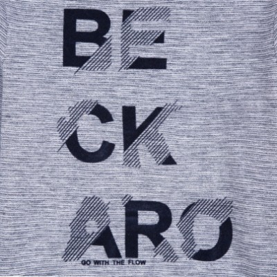 Tecido cinzento riscado com texto BECKARO e GO WITH THE FLOW em preto e cinzento