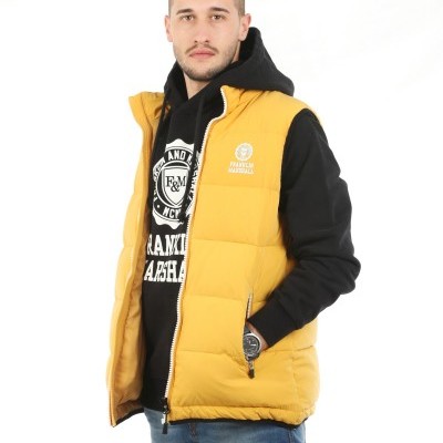 homem com colete amarelo e sweat preta com capuz