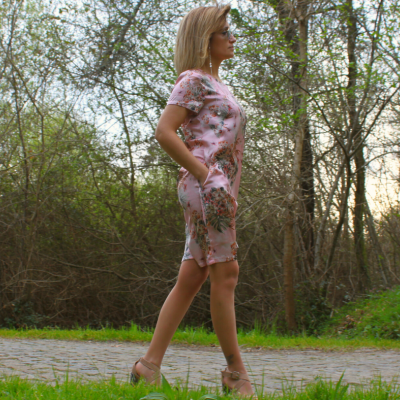 Vestido floral rosa claro com mangas curtas usado ao ar livre