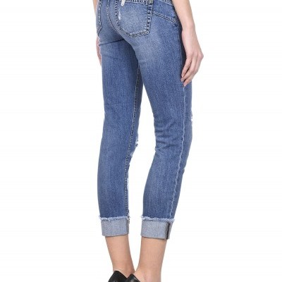 Calças de ganga azuis femininas com bainha virada e sapatos de salto preto