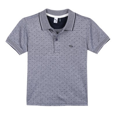 Polo cinzento de manga curta com padrão de pontos pretos e gola com risca