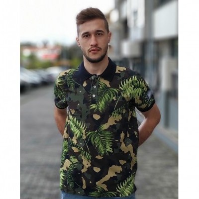 Polo masculino camuflagem com folhas verdes e gola preta