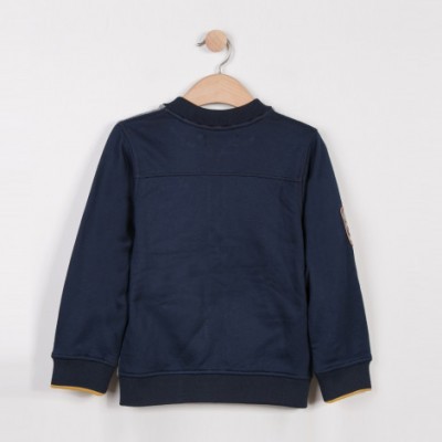 Casaco azul escuro de criança pendurado num cabide de madeira