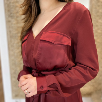 Blusa feminina vermelha de manga comprida com bolsos e gola em V