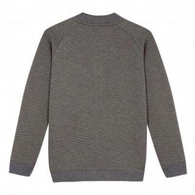 Suéter cinza masculino de malha com padrão diagonal texturizado visto de costas