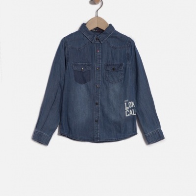 Camisa de ganga azul escura para criança com bolsos e texto branco