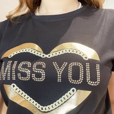 T-shirt preta com estampa em dourado e texto MISS YOU