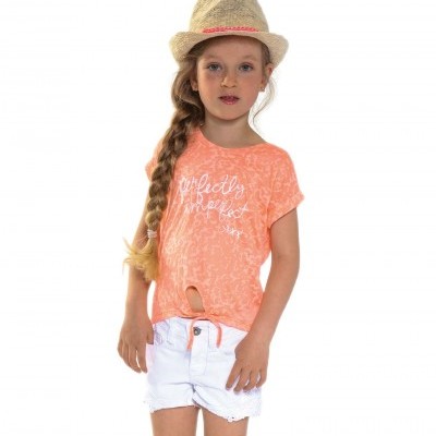 Camisola coral com texto branco e calções brancos em criança com chapéu de palha