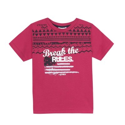 T-shirt infantil vermelha com padrão geométrico preto e frase em branco no peito