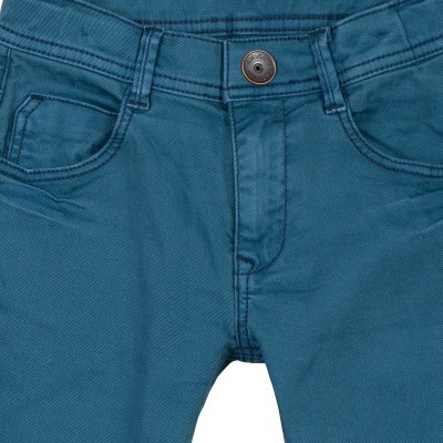 Calças jeans azuis com bolsos e botão metálico