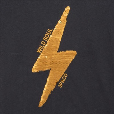 Tecido azul escuro com relâmpago de lantejoulas douradas e texto WILD SOUL e 3P&CO