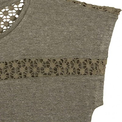 Peça de roupa cinza com renda floral aberta central