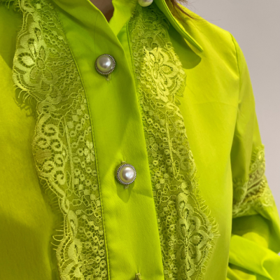 Camisa verde-limão com renda e botões de pérola