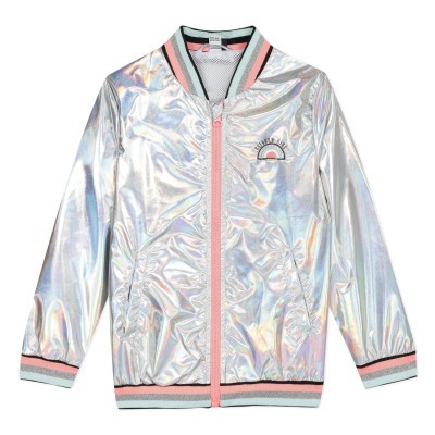 Casaco tipo bomber prateado brilhante com fecho rosa e detalhes riscado no colarinho e punhos