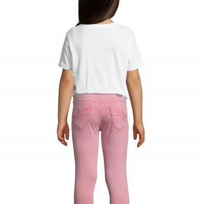 Criança com calças rosa e t-shirt branca vista de costas