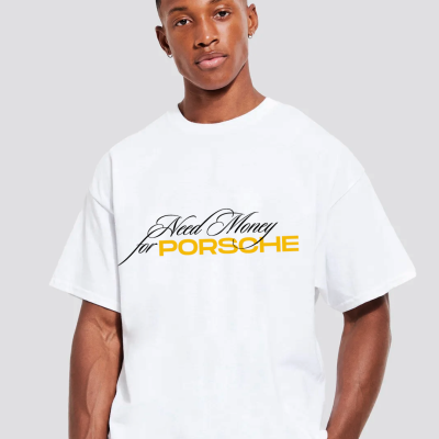 T-shirt branca com texto Need Money for PORSCHE em preto e amarelo