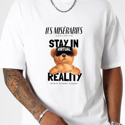 Camisola branca com urso em óculos de realidade virtual e texto em preto