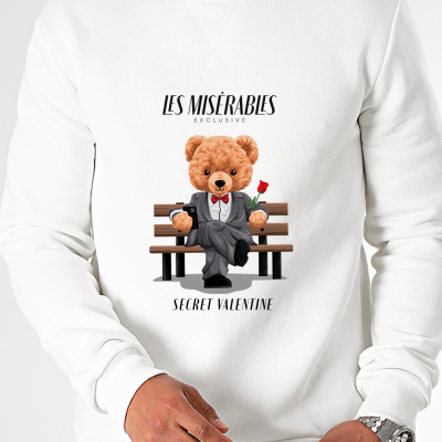Sweatshirt branca com estampa de urso de peluche vestido com fato e texto LES MISÉRABLES