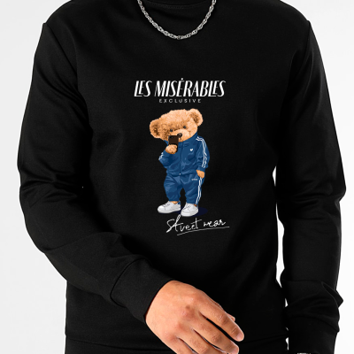 Sweatshirt preta com estampa de urso de pelúcia em fato de treino azul e texto LES MISÉRABLES EXCLUSIVE