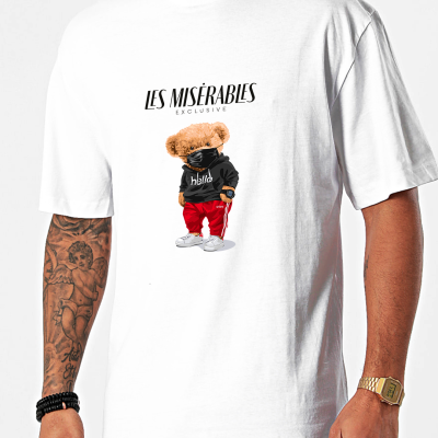 Camiseta branca com estampa de urso e texto LES MISÉRABLES EXCLUSIVE