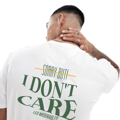 Camisola branca com texto 'SORRY BUT! I DON'T CARE LES MISERABLES' nas costas