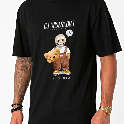 T-shirt preta com desenho frontal de esqueleto com ursinho de peluche e texto motivacional